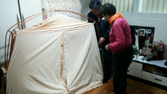 구로구 내 에너지 취약계층 100가구에 난방텐트가 지원됐다. 구로구는 &quot;에너지 비용 부담 감소로 저소득층 가정이 따뜻하게 겨울을 지낼 수 있도록 돕기 위해 난방텐트 1개씩을 지원했다&quot;고 밝혔다. 구로구 제공